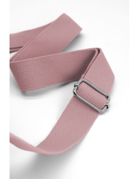 Material resistente polyester. Dimensiones: 19 x 23 x 6 cm. Bolsillos exteriores con cremallera. Correa ajustable Recíbalo en 24