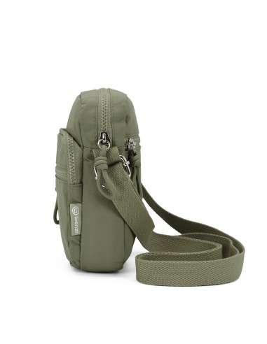 Material resistente polyester. Dimensiones: 19 x 23 x 6 cm. Bolsillos exteriores con cremallera. Correa ajustable Recíbalo en 24