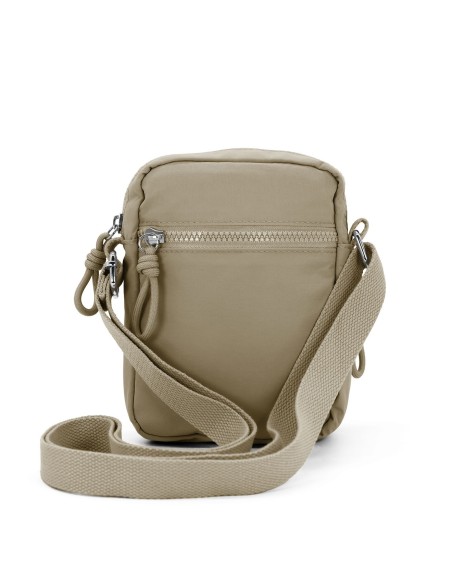 Material resistente polyester. Dimensiones: 19 x 23 x 6 cm. Bolsillos exteriores con cremallera. Correa ajustable Recíbalo en 24